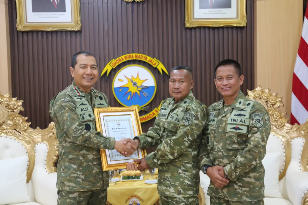 Dedikasi dalam Operasi SAR KM Virgo Transport 8, Pangkoarmada II beri Penghargaan kepada Penyelam TNI AL.