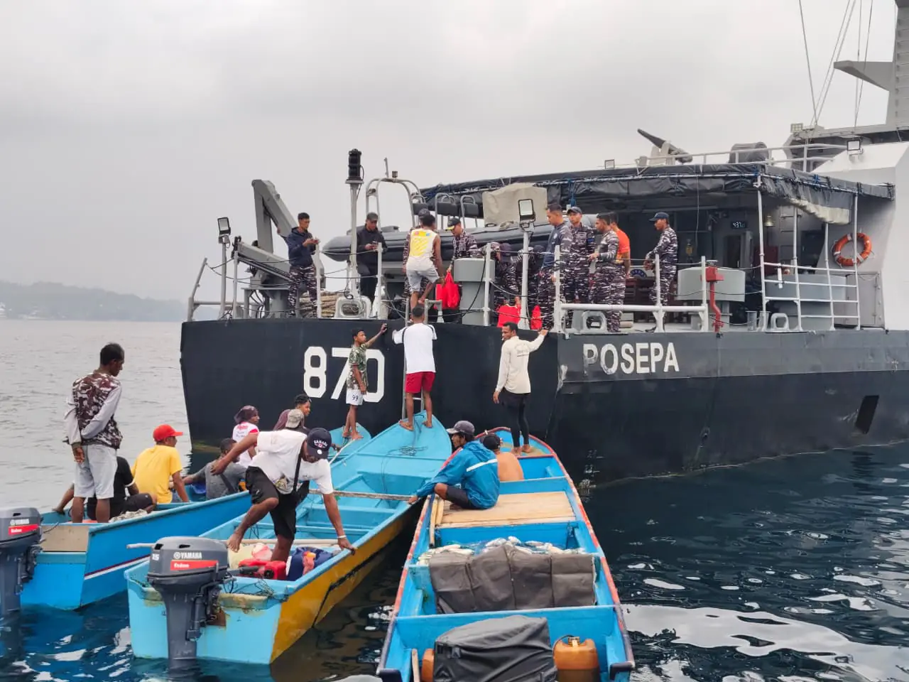 Di Tengah Operasi Perisai Sura-26, KRI Posepa-870 Bagikan Sembako kepada Nelayan di Perairan Fakfak