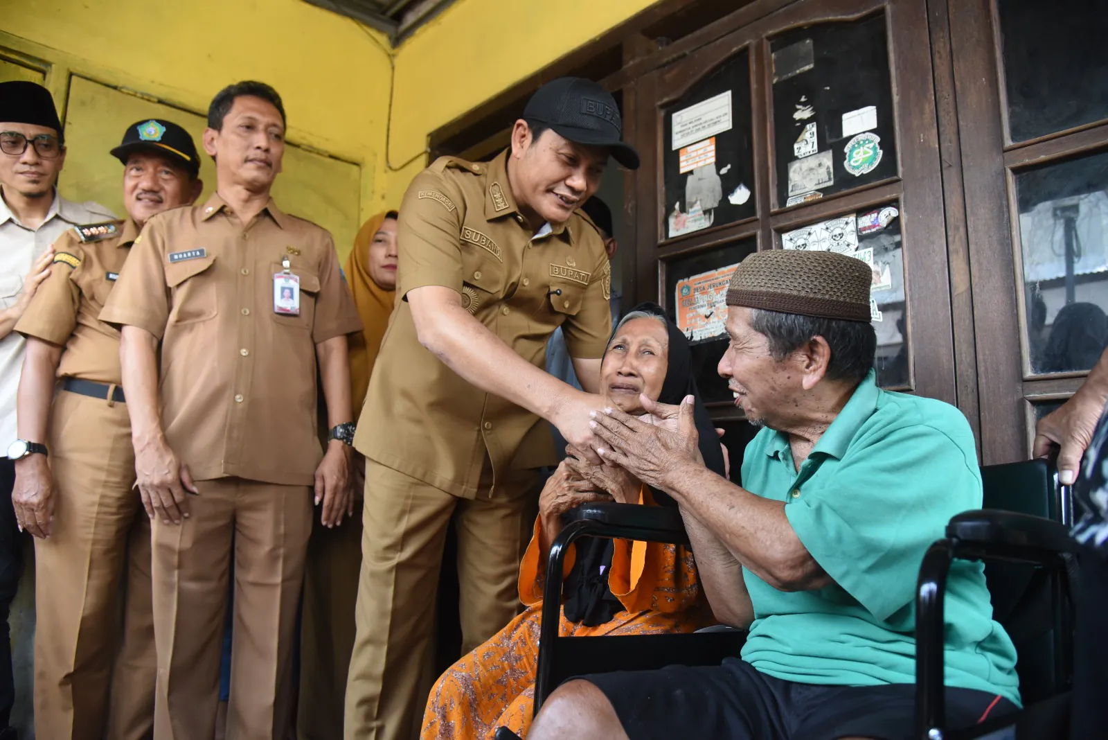 Dua Warga Krian Dikunjungi Bupati Subandi, Bersyukur Dibantu Kursi Roda dan Perbaikan Rumah.