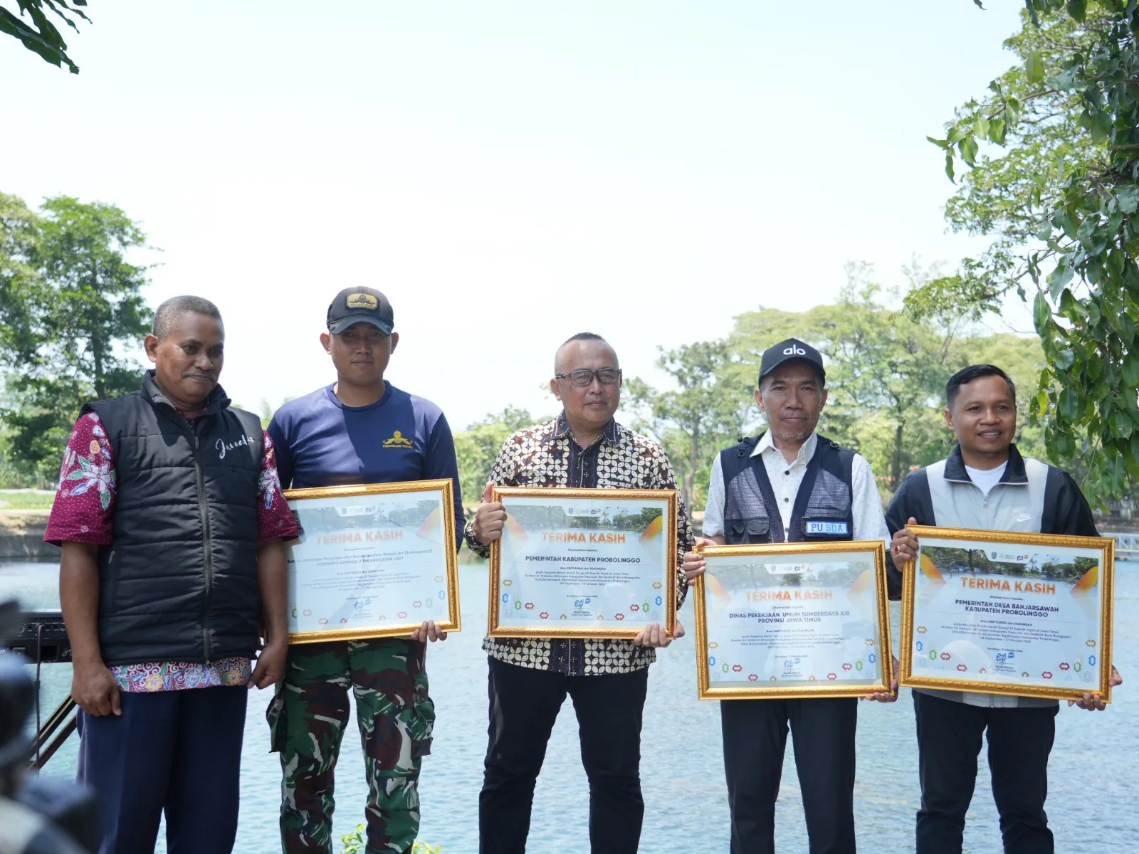 Jaga Kelestarian Sumber Air, Prajurit Satkoppeba Koarmada II Bersihkan Sampah di Ronggojalu Probolinggo