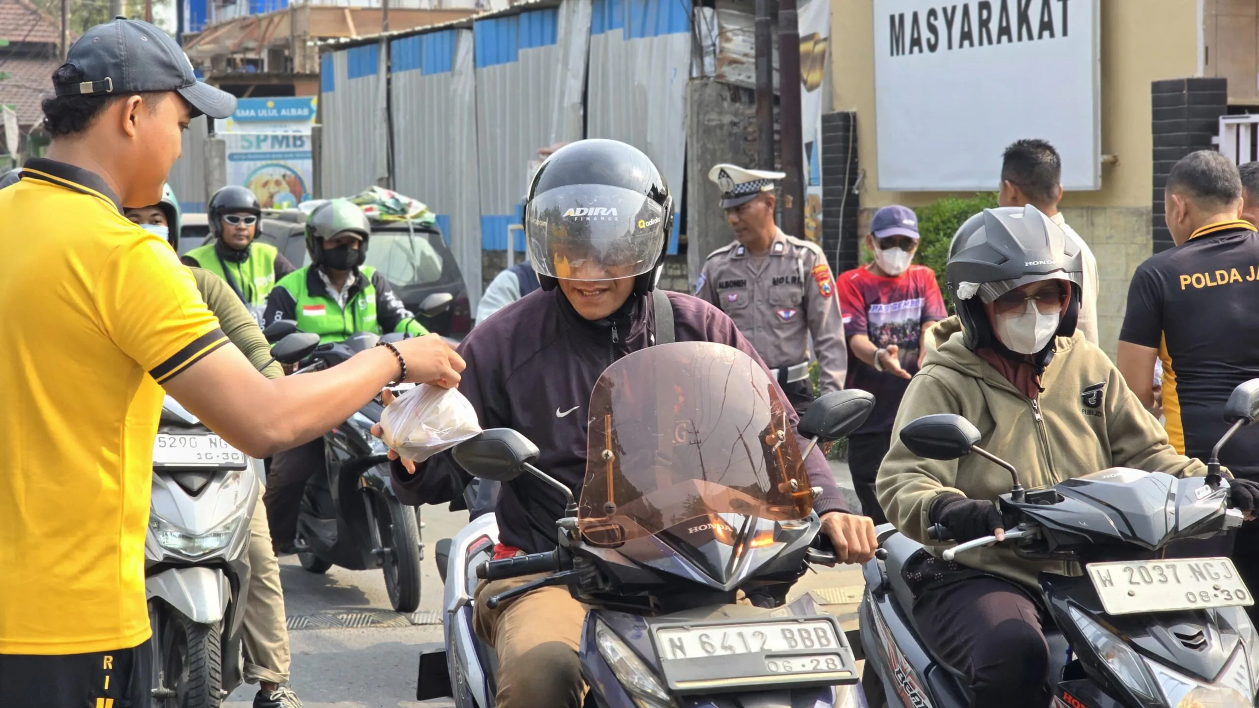Jumat Berkah Polsek Waru Bagikan 100 Paket Makanan dan Minum untuk Masyarakat