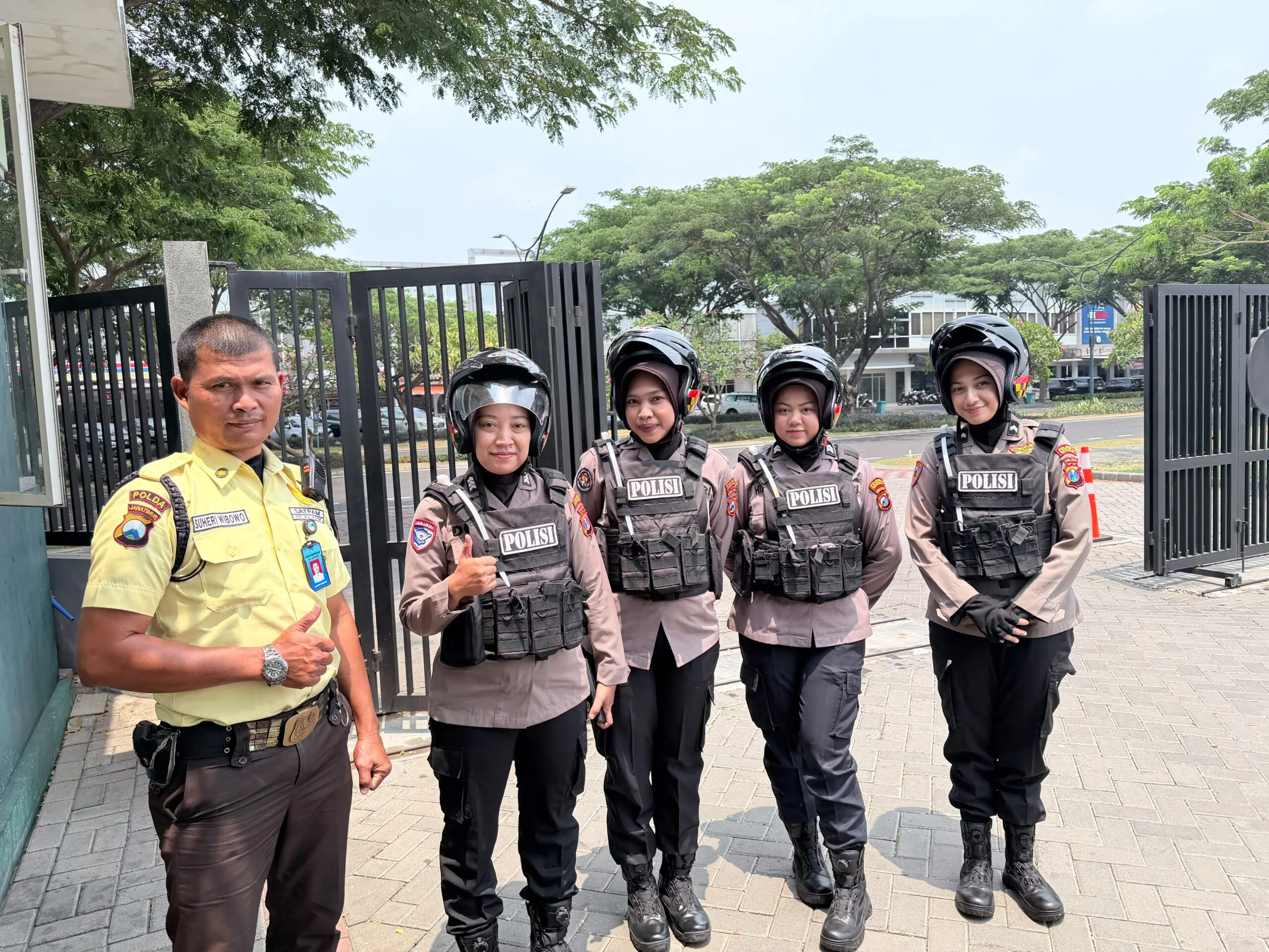 Jumat Berkah Polsek Waru Bagikan 100 Paket Makanan dan Minum untuk Masyarakat