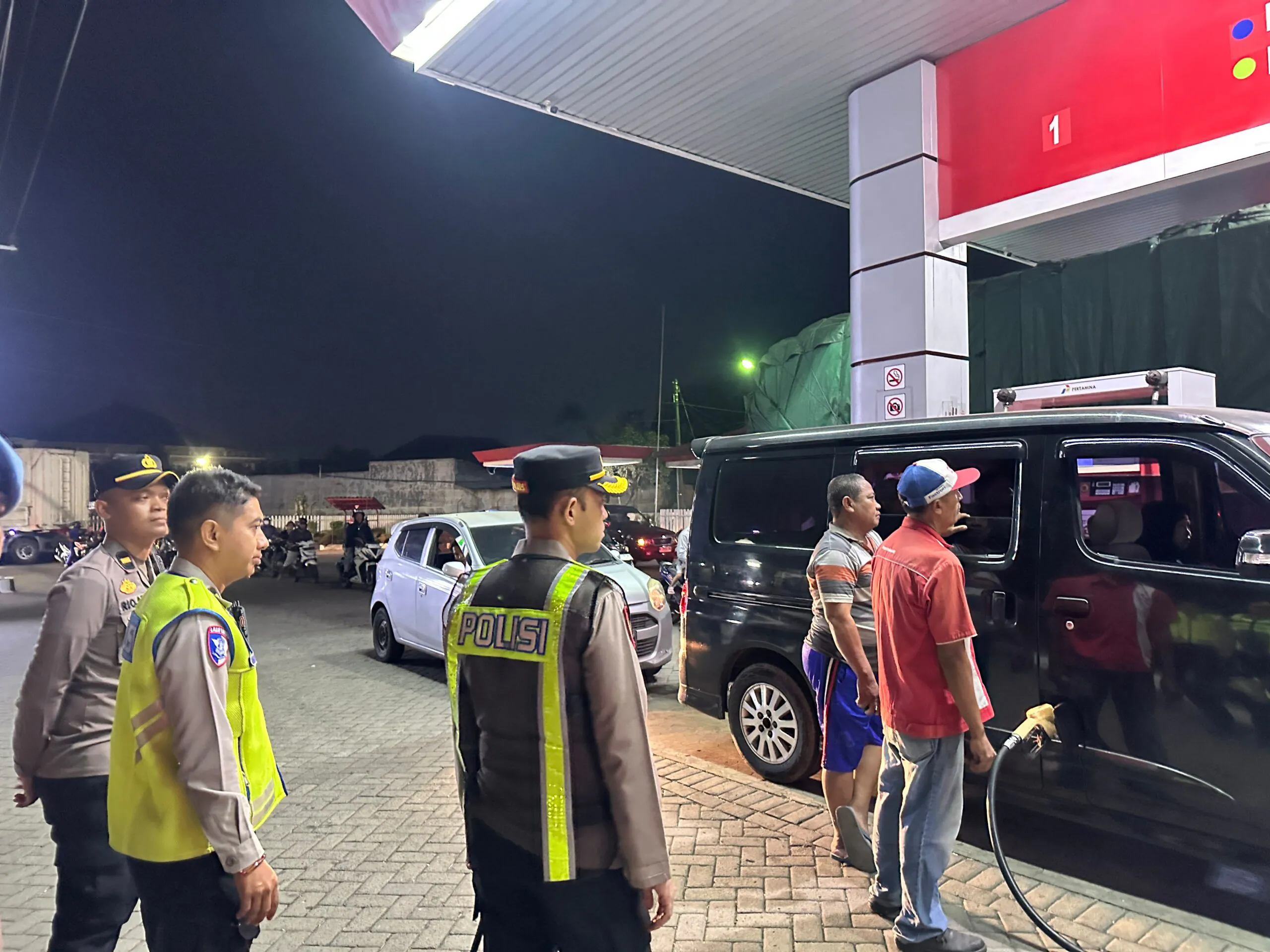 Kapolres Pasuruan Patroli Cek Langsung sejumlah SPBU , Pastikan Stok BBM Aman dan Antrean Normal