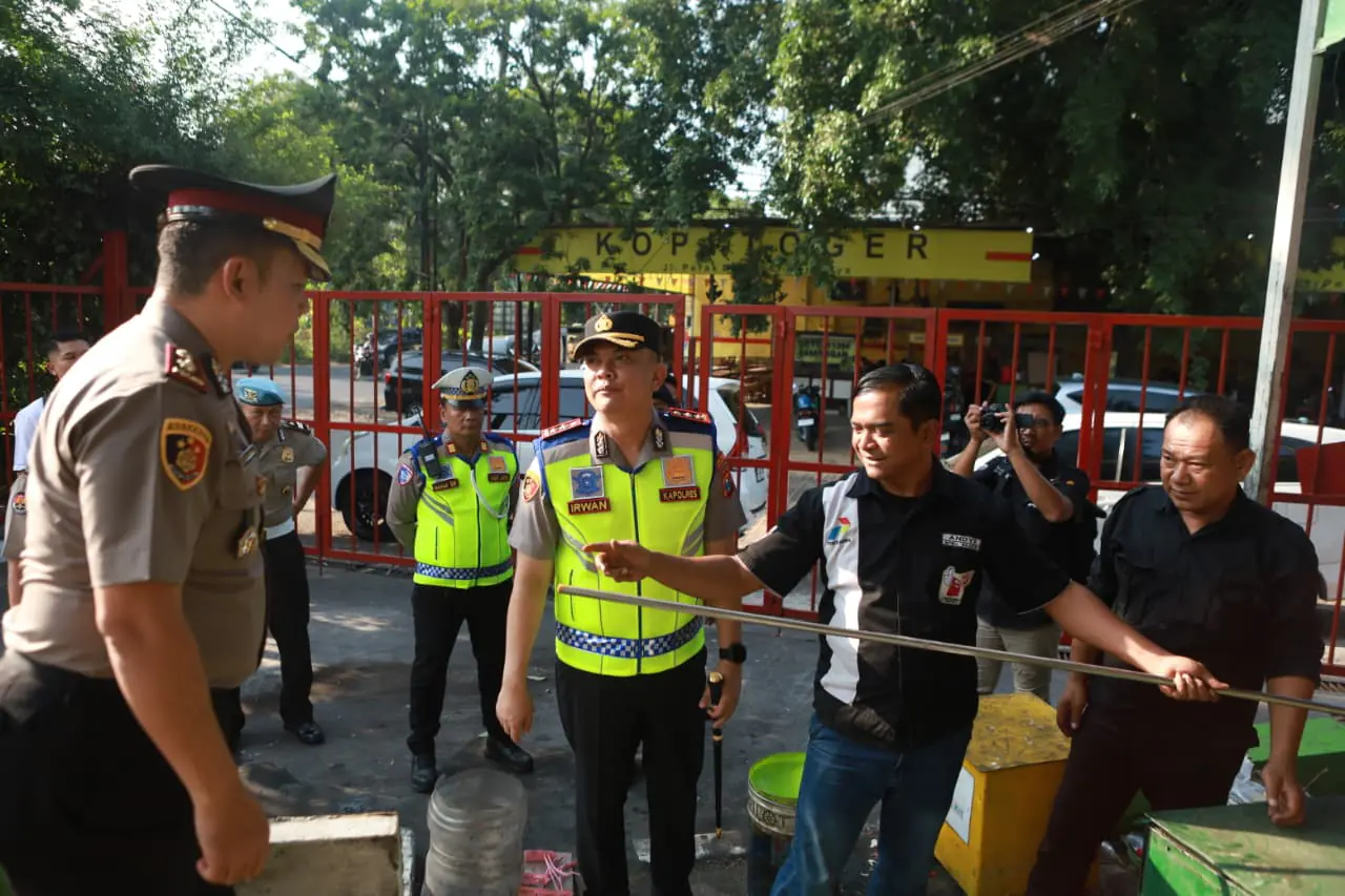 Kapolres Pelabuhan Tanjung Perak Pantau SPBU, Pastikan Stok BBM Aman.
