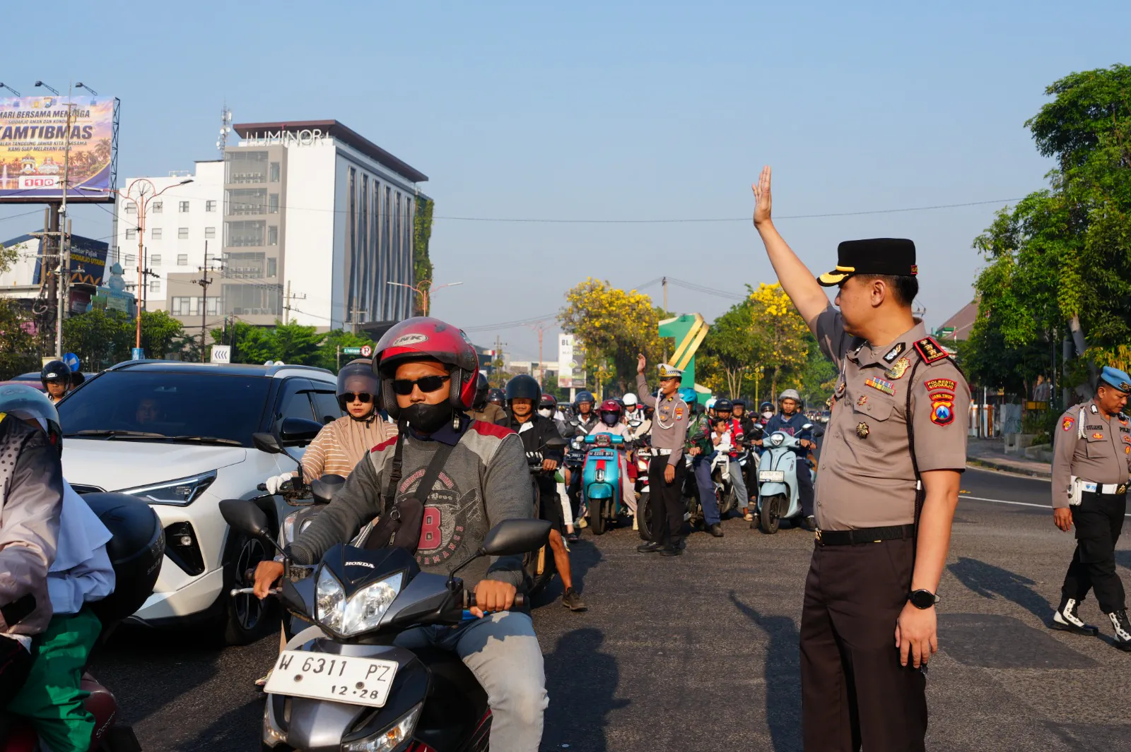Kapolresta Sidoarjo Turun Langsung Pagi Melayani di Jalan Raya