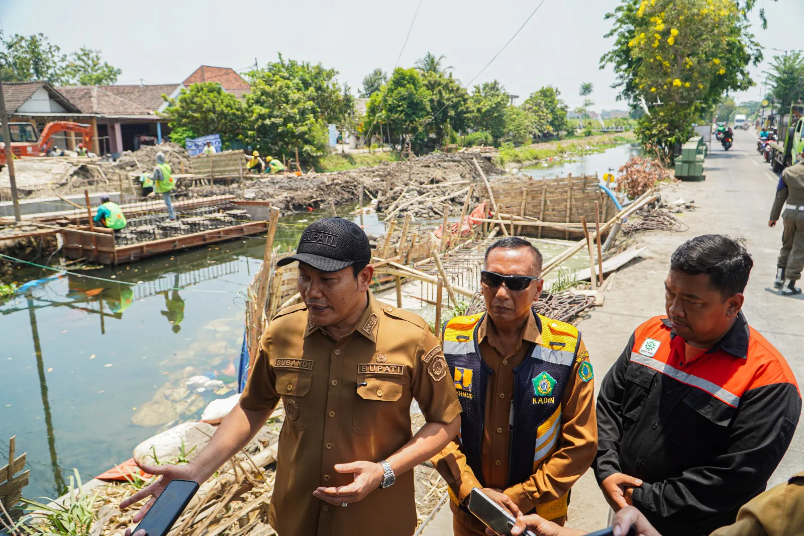 Kejar Target Selesai Desember, Proyek Pembangunan Jembatan Candinegoro Dikebut 24 Jam.