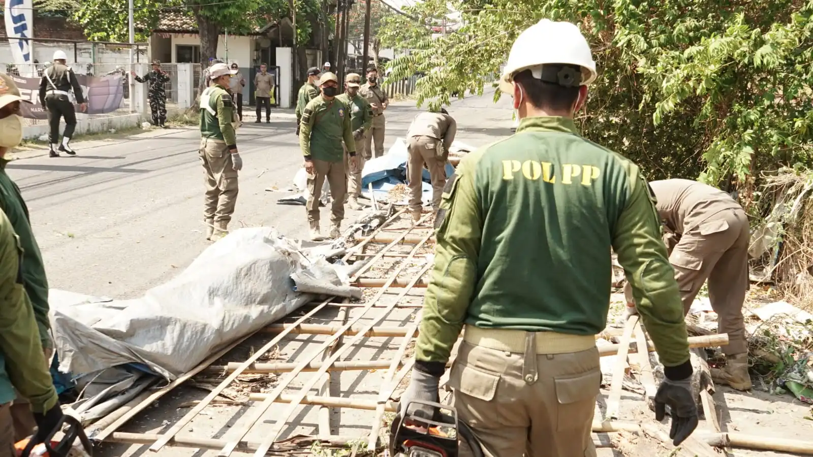 Kembalikan Fungsi Jalan, Satpol PP Sidoarjo Lanjutkan Penertiban Bangunan Liar di Frontage Road Waru.