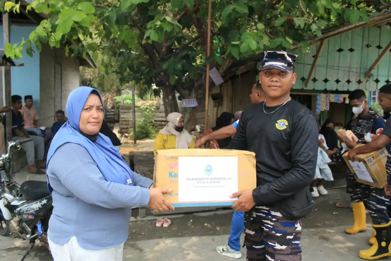 Kodaeral IX Salurkan Masker untuk Warga Saleman Terdampak Asap Kebakaran