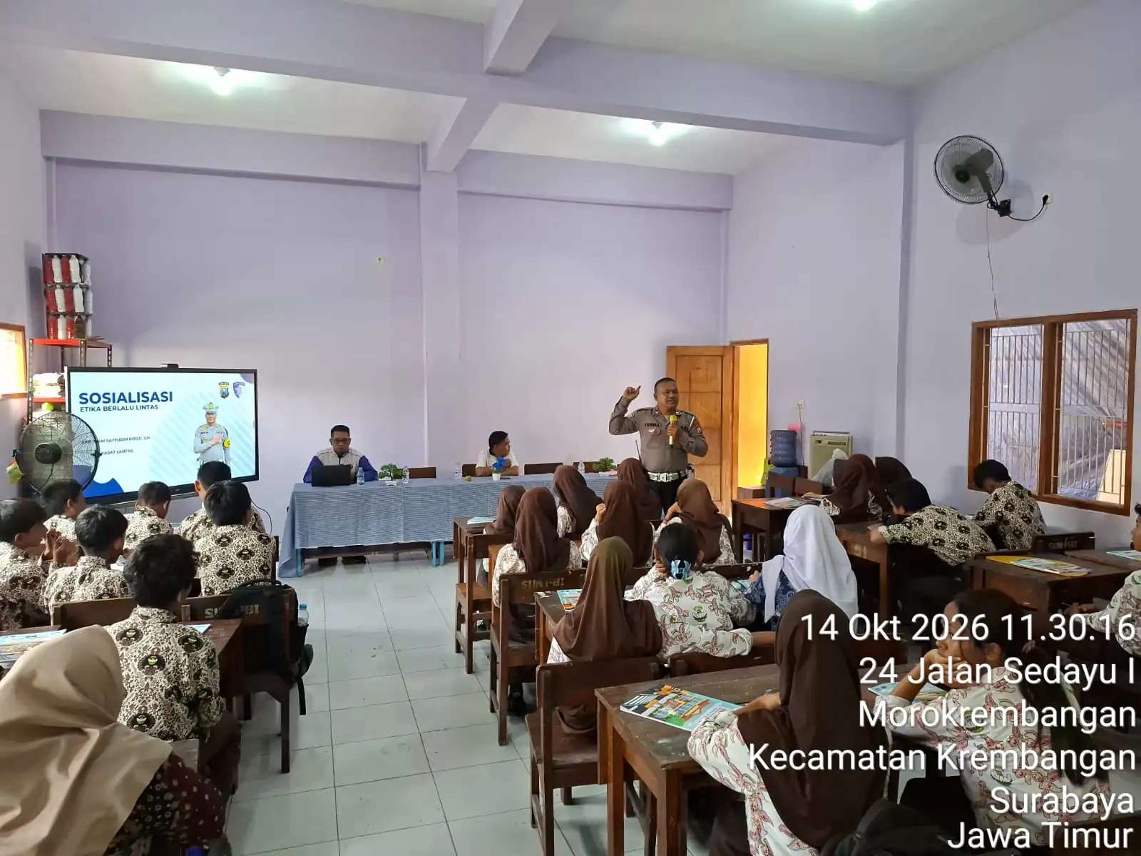 Polres Pelabuhan Tanjung Perak Gelar Sosialisasi Keselamatan Lalu Lintas di SMP Bhayangkari 6 Surabaya