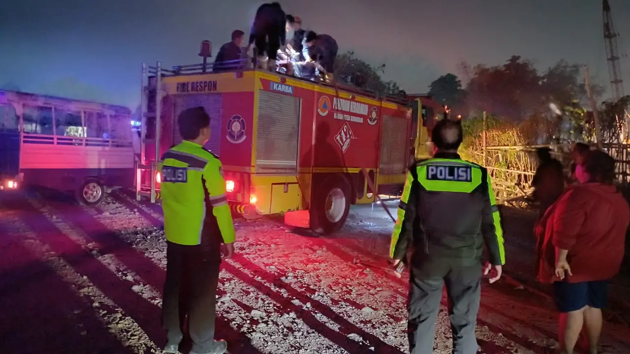 Polsek Krian Respon Laporan Warga Adanya Kebakaran Rumput Liar di Lahan Kosong Watugolong