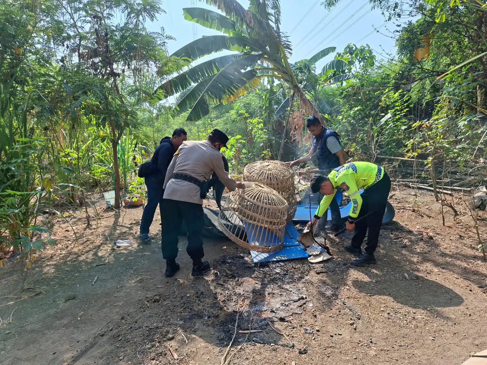 Polsek Waru Turun Langsung Tindaklanjuti Informasi Arena Sabung Ayam di Desa Bungurasih