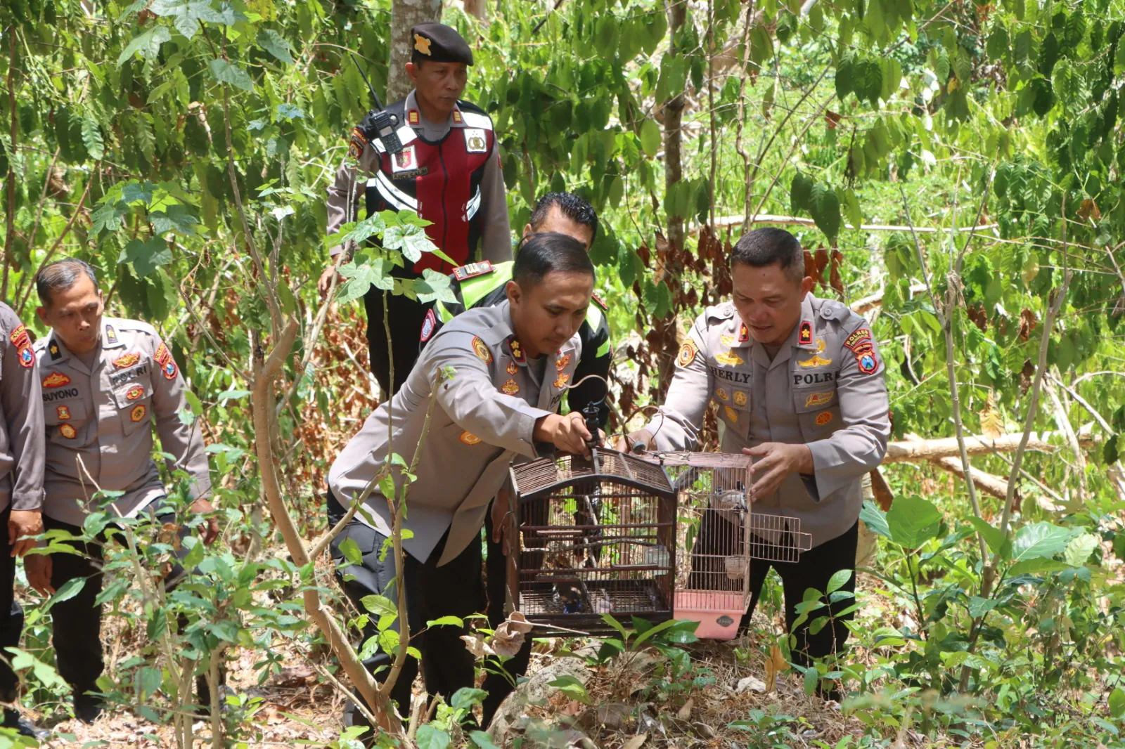 Aksi Ecology Policing Polres Trenggalek Selamatkan Sumber Mata Air Atasi Kekeringan