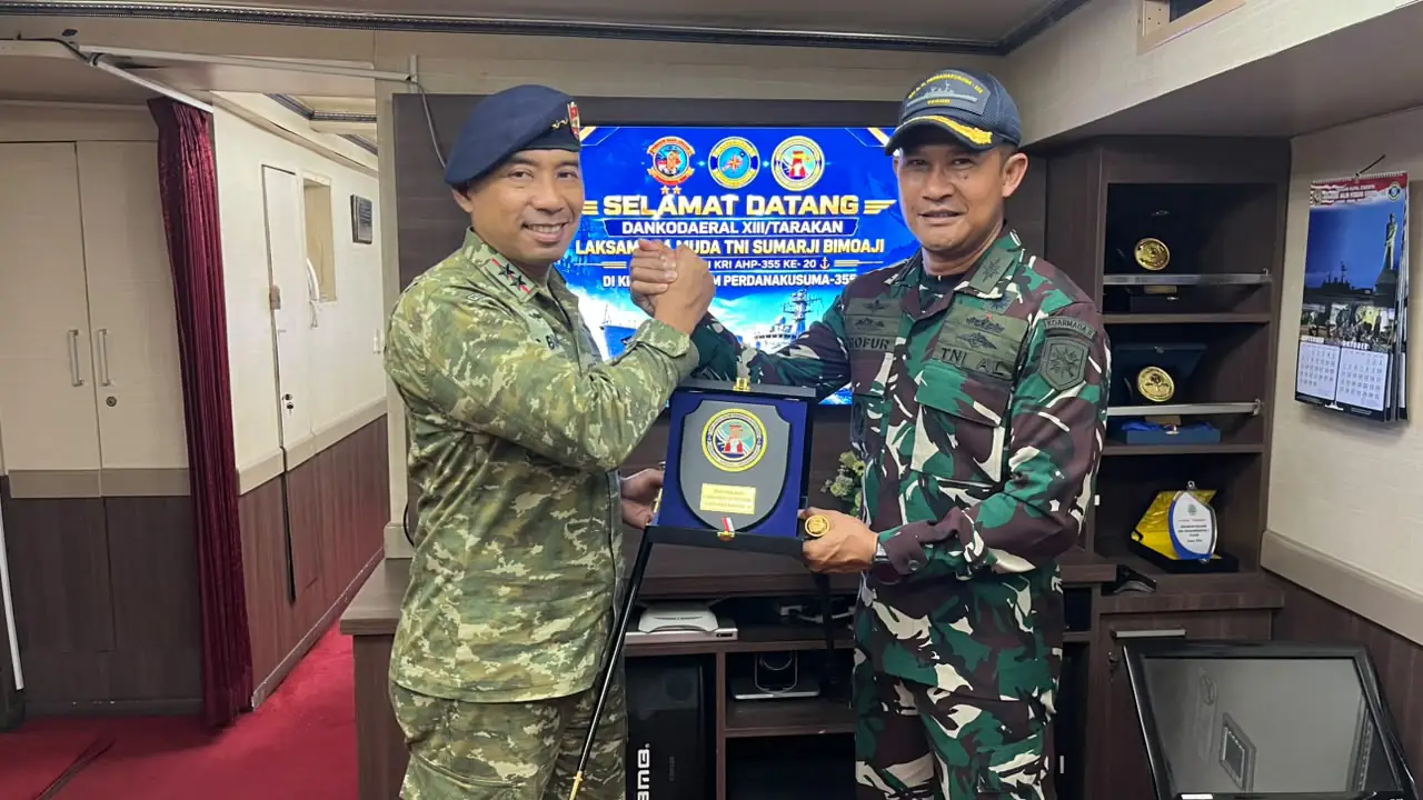Sandar di Tarakan, KRI Abdul Halim Perdanakusuma-355 Terima Kunjungan Dankodaeral XIII