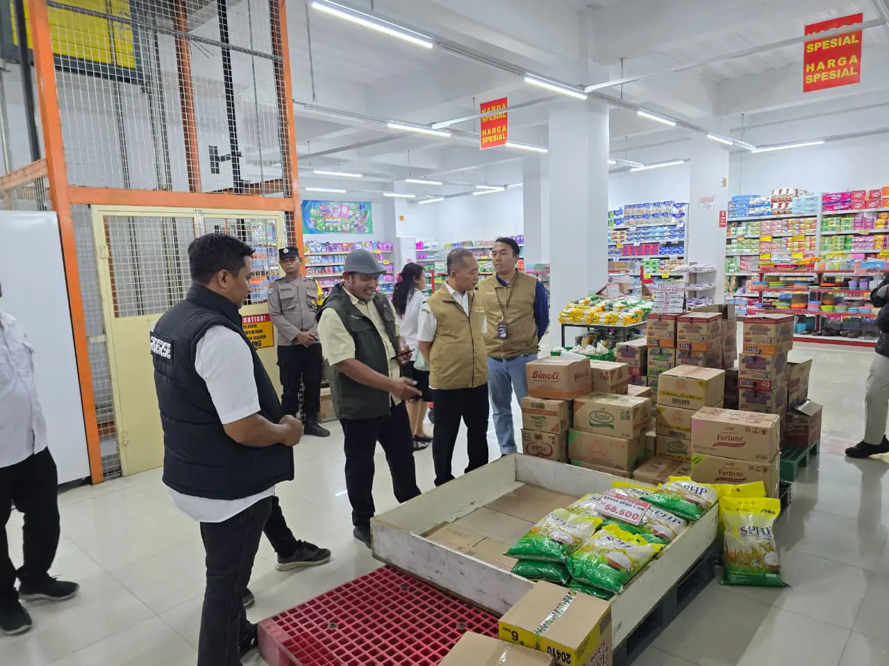 Satgas Sapu Bersih Pelanggaran Harga, Keamanan dan Mutu Pangan Polres Madiun Bersama Bapanas RI Cek Stok dan Harga Beras di Kabupaten Madiun