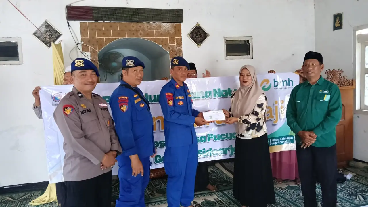 Satpolairud Polresta Sidoarjo Kawal Penyaluran Bansos BMH kepada Da’i dan Guru Ngaji di Desa Pucukan