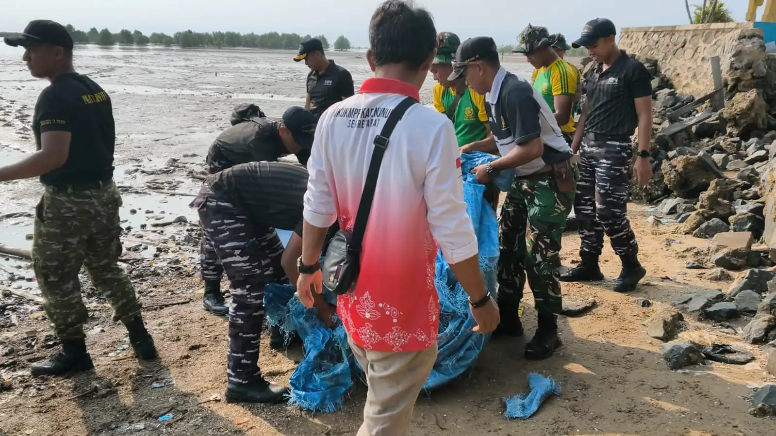 Semangat HUT ke-81 TNI, KRI Pulau Rimau-724 dan Warga Bersihkan Pantai Sebatik