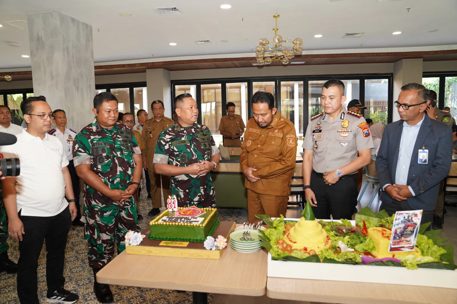 Surprise Tumpeng HUT Ke-81 TNI, Forkopimda Sumenep Perkuat Sinergitas Bersama Danrem Bhaskara Jaya