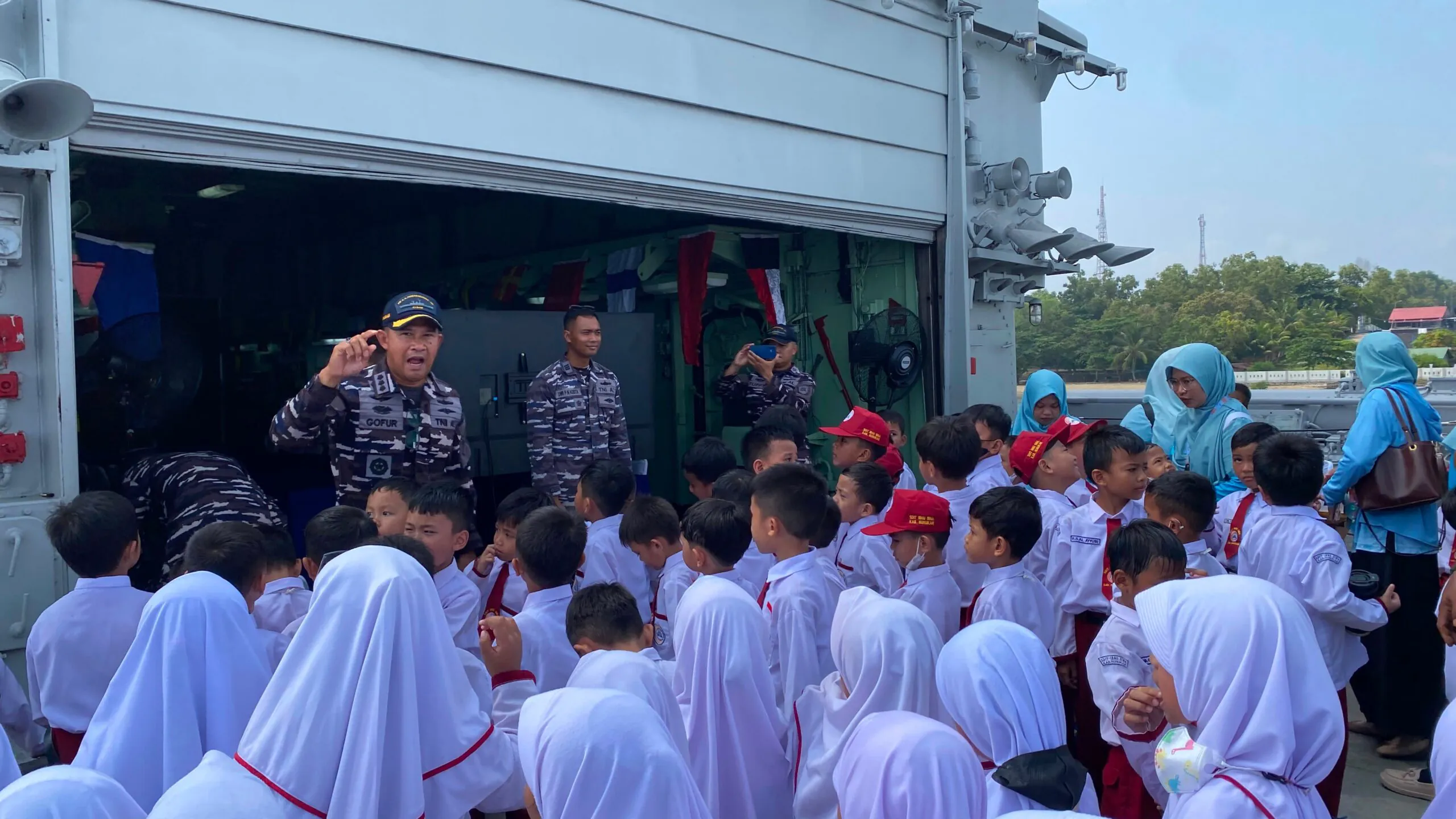 Tanamkan Cinta Bahari Sejak Dini, KRI Abdul Halim Perdanakusuma-355 Sambut Kunjungan Pelajar di Nunukan