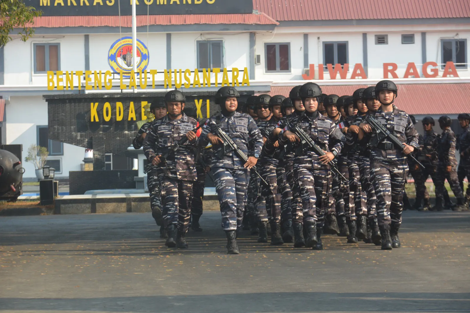 Tempuh Medan Latihan dengan Perlengkapan Tempur, Prajurit Kodaeral XI Uji Ketahanan Fisik dan Mental