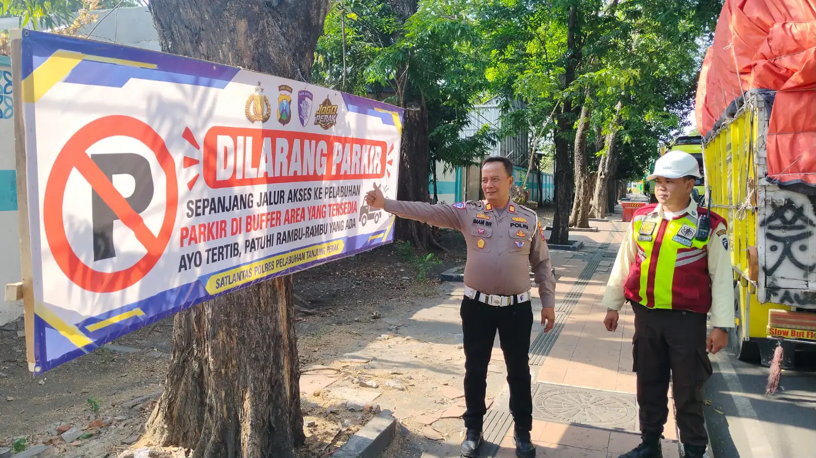Tingkatkan Kamseltibcarlantas, Polres Pelabuhan Tanjung Perak Pasang Banner Larangan Parkir di Jalan Perak Barat