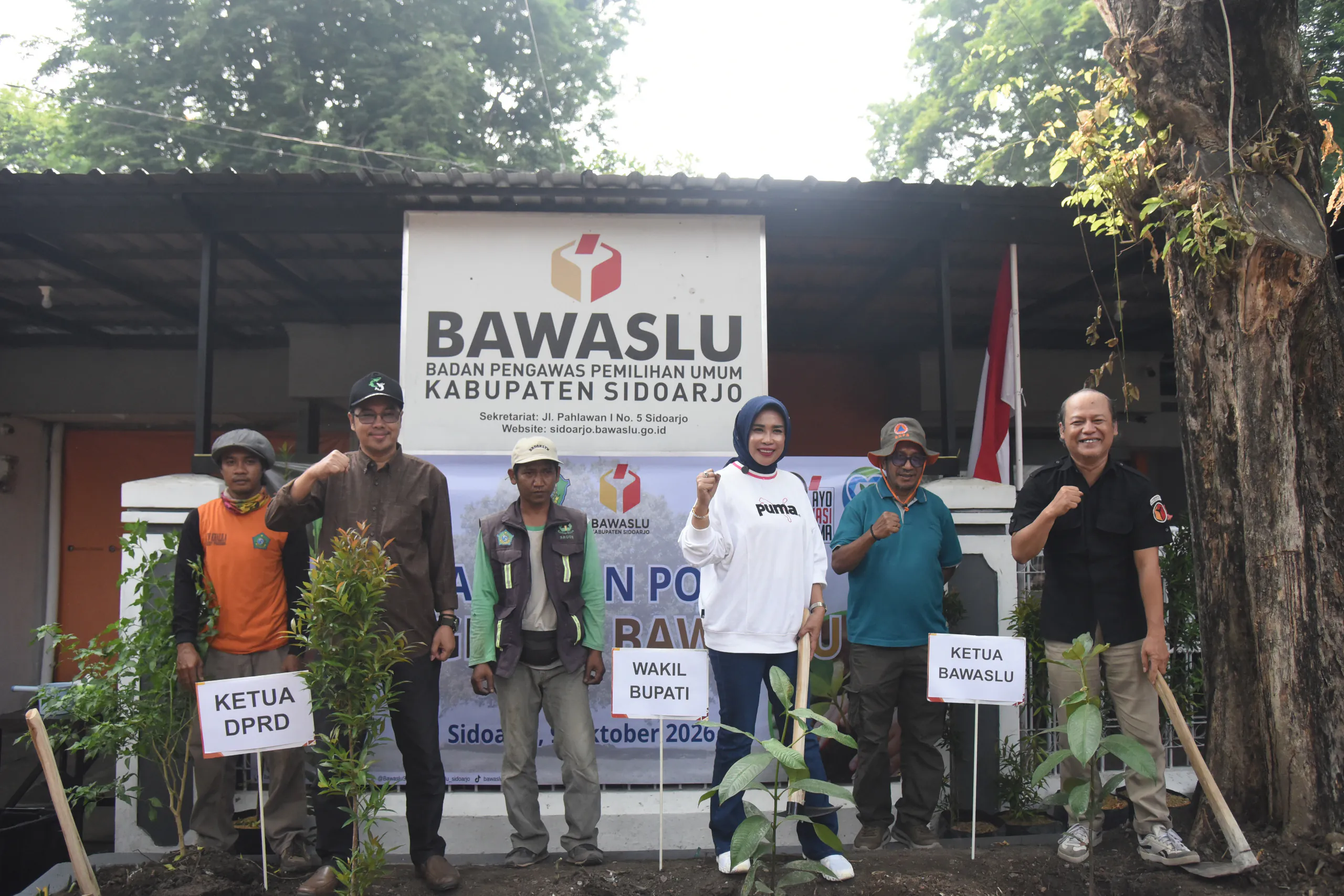 Wabup Mimik Tanam Pohon Manggis di Bawaslu Sidoarjo, Simbol Integritas dan Kejujuran